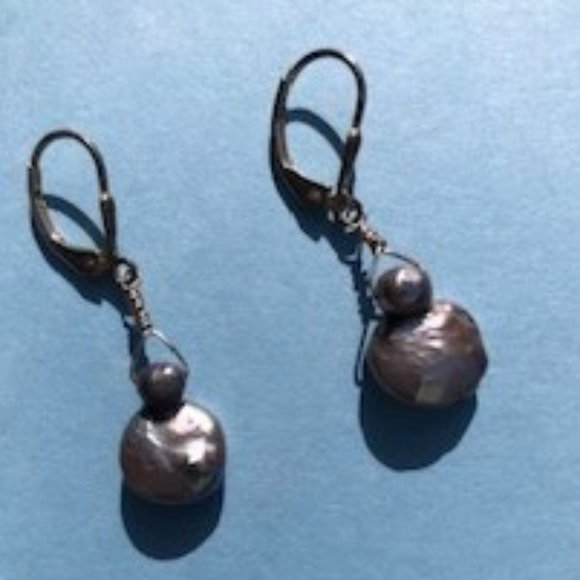 ⬇️⬇️Iridescent Coin Pearl Necklace and Earrings - Picture 7 of 10